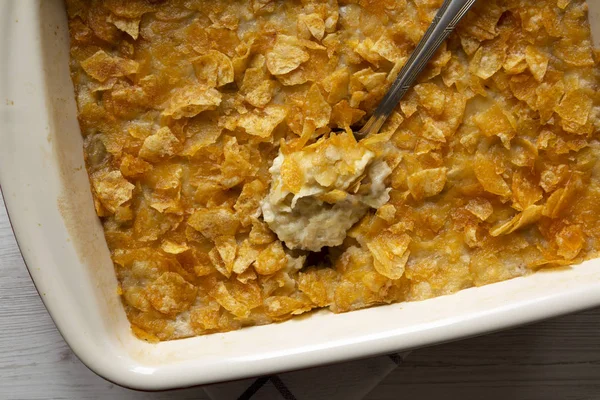 Papas funerarias caseras con queso cazuela en un plato, vista superior . —  Fotos de Stock