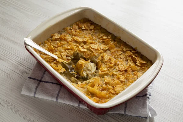 Papas funerarias caseras cazuela en un plato sobre lana blanca —  Fotos de Stock