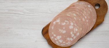 Köy tahtasında dilimlenmiş Mortadella Bologna eti.
