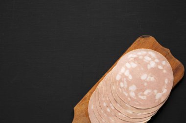 Dilimlenmiş Mortadella Bologna Köy ahşap bir tahta üzerinde et