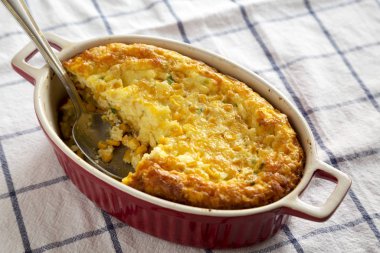 Ev yapımı Çedar Mısırlı Puding Güveci, düşük açılı. Yakın çekim.