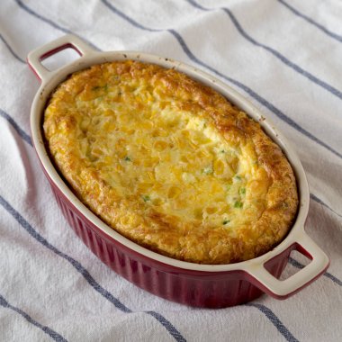 Ev yapımı Cheese Corn Pudding güveci, düşük açılı..