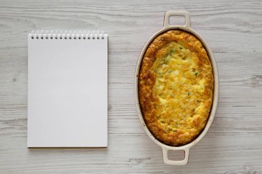 Ev yapımı Çedar Mısırlı Puding Güveci, boş bir not defteri.