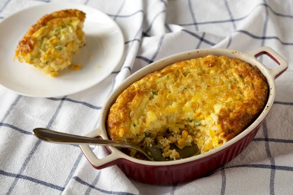 Ev yapımı Çedar Mısırlı Puding Güveci, düşük açılı. Kapat.
