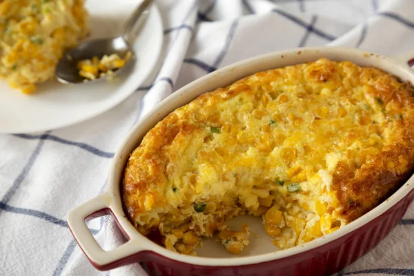 Ev yapımı Çedar Mısırlı Puding Güveci. Düşük açılı bir yemek.