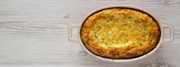 Casero de pudín de maíz Cheddar hecho en casa en un surfac de madera blanca —  Fotos de Stock