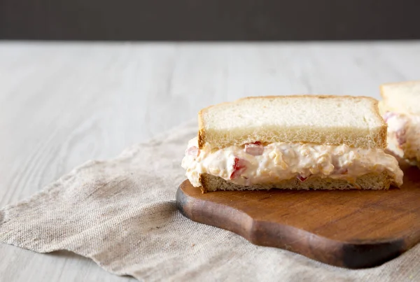 Délicieux sandwich au fromage Pimento fait maison avec des chips sur un rusti — Photo