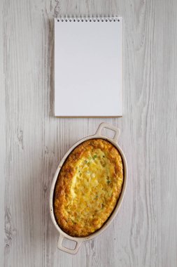 Ev yapımı Çedar Mısırlı Puding Güveci, boş bir not defteri.