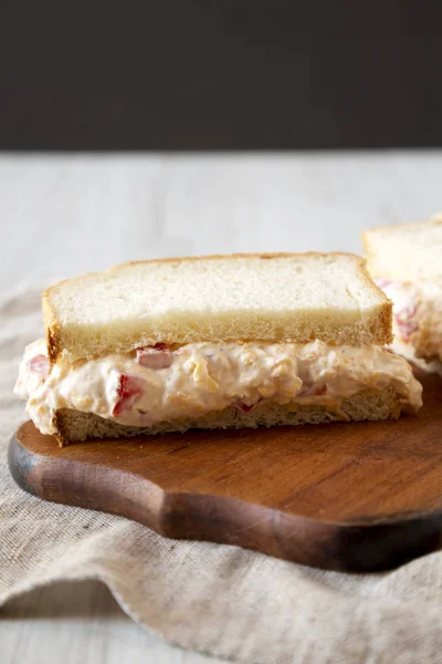 Lahodný domácí sendvič se sýrem Pimento s hranolkami na rusti — Stock fotografie