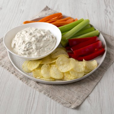 Patates cipsi, kereviz ve biberli ev yapımı karamelli soğan.