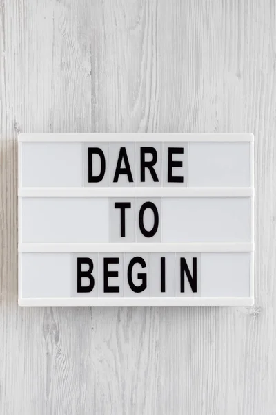 Des mots "Osez commencer" sur une planche moderne sur un backgr en bois blanc — Photo