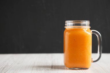 Cam kavanozda ev yapımı Havuç Smoothie, yan görüş. Sp