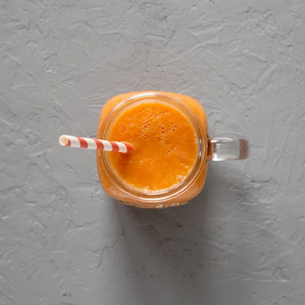 Mango Carrot Smoothie buatan sendiri dalam botol kaca yang menutupi punggung abu-abu — Stok Foto