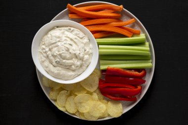 Patates cipsi, kereviz ve biberli ev yapımı karamelli soğan.