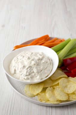 Patates cipsi, kereviz ve biberli ev yapımı karamelli soğan.