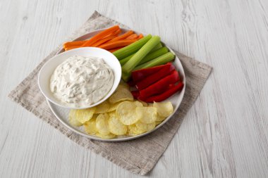 Patates cipsi, kereviz ve biberli ev yapımı karamelli soğan.