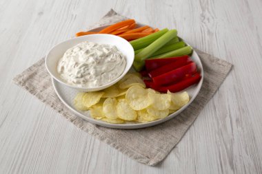 Patates cipsi, kereviz ve biberli ev yapımı karamelli soğan.