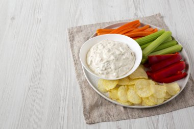 Patates cipsi, kereviz ve biberli ev yapımı karamelli soğan.
