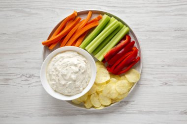 Patates cipsi, kereviz ve biberli ev yapımı karamelli soğan.