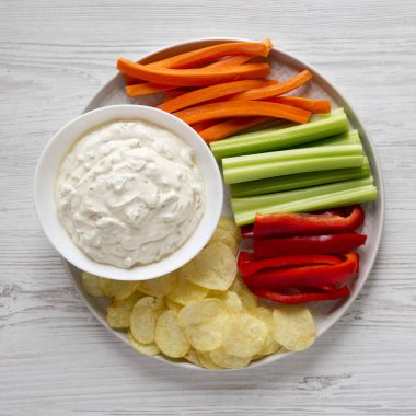 Patates cipsi, kereviz ve biberli ev yapımı karamelli soğan.