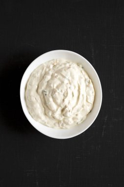 Ev yapımı karamelli soğan sosu. Siyah bir yüzey, üst manzara. Fla