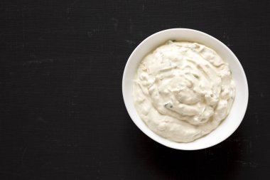 Ev yapımı Karamelize Soğan. Siyah bir arka plan, üst görünüm.. 