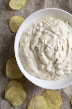 Üst manzara, ev yapımı karamelli soğan soslu patates cipsi.