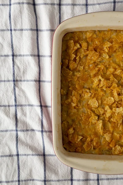 Vista aérea, cazuela de papas funerarias caseras en un plato. Fl —  Fotos de Stock