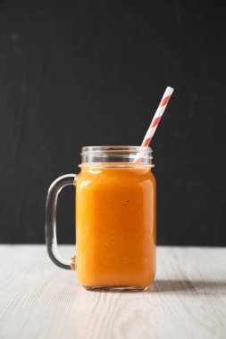 Cam kavanozda ev yapımı Havuç Smoothie, yan görüş. CI