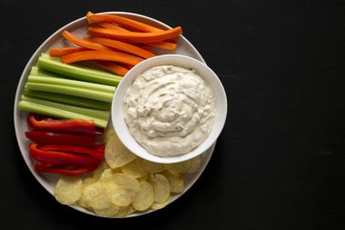 Patates cipsi, kereviz ve biberli ev yapımı karamelli soğan.