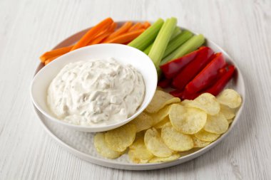 Patates cipsi, kereviz ve biberli ev yapımı karamelli soğan.