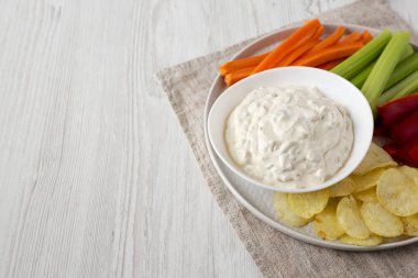 Patates cipsi, kereviz ve biberli ev yapımı karamelli soğan.