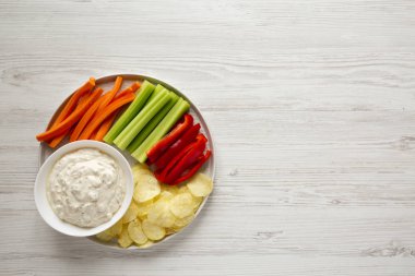 Patates cipsi, kereviz ve biberli ev yapımı karamelli soğan.