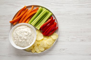 Patates cipsi, kereviz ve biberli ev yapımı karamelli soğan.