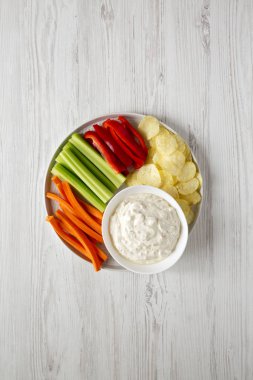 Patates cipsi, kereviz ve biberli ev yapımı karamelli soğan.