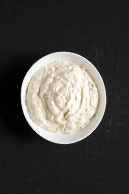 Ev yapımı karamelli soğan sosu. Siyah bir yüzey, üst manzara. Fla