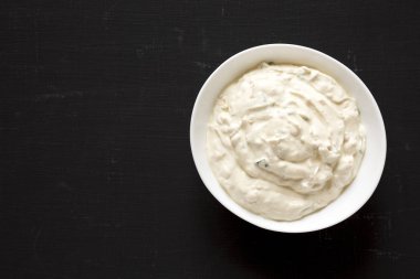 Ev yapımı Karamelize Soğan. Siyah bir arka plan, üst görünüm.. 