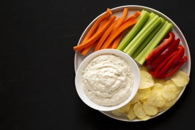 Patates cipsi, kereviz ve biberli ev yapımı karamelli soğan.