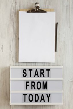 'Bugünden itibaren' bir ışık kutusu üzerinde kelimeler, boş o ile pano