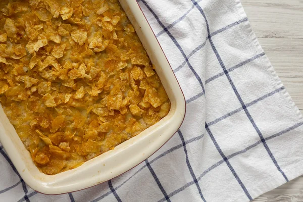 Cheesy Homemade Funeral Potatoes κατσαρόλα σε ένα πιάτο, top view. — Φωτογραφία Αρχείου