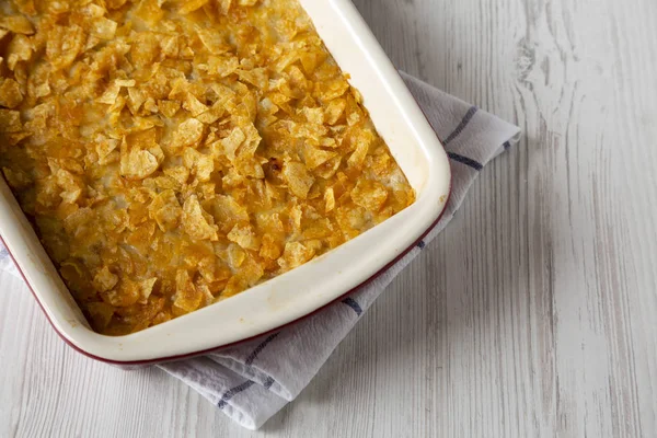 Papas funerarias caseras cazuela en un plato, vista de bajo ángulo. C —  Fotos de Stock