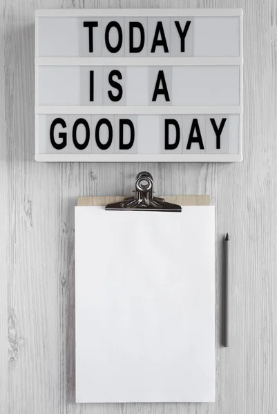 'Oggi è un buon giorno 'parole su una lavagna moderna, appunti con bl — Foto Stock