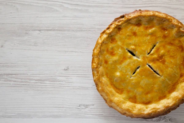 Finom házi készítésű kanadai Tourtiere húsos pite fehér fán — Stock Fotó