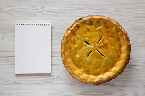 Tarte à la viande Tourtiere canadienne maison, bloc-notes vierge sur un blanc — Photo