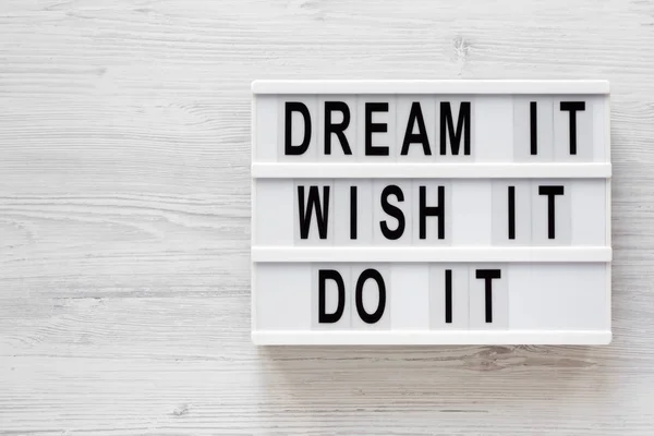 'Dream it, wish it, do it 'mots sur une planche moderne sur un wo blanc — Photo