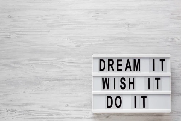 'Dream it, wish it, do it 'mots sur une lightbox sur un bois blanc — Photo