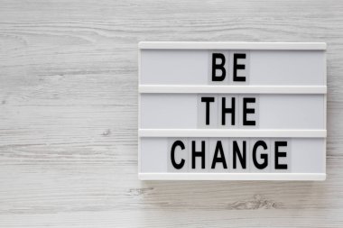 'Değişim ol' sözcüğü modern bir tahtada beyaz ahşap bir arka planda