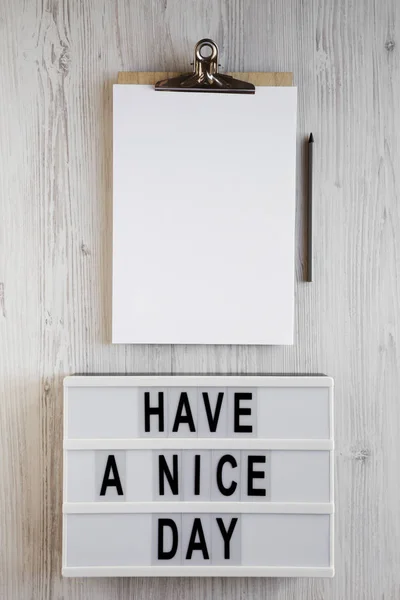 'Buona giornata 'parole su un lightbox, appunti con shee vuoto — Foto Stock