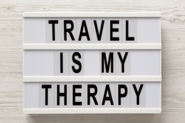 'Seyahat benim terapim' beyaz bir tahta torba üzerinde ışık kutusunda