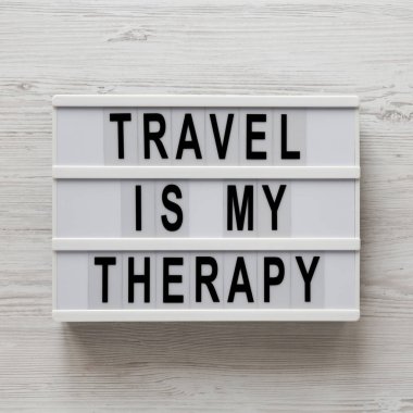 'Seyahat benim terapi sözlerim' modern bir tahta üzerinde beyaz bir tahta üzerinde